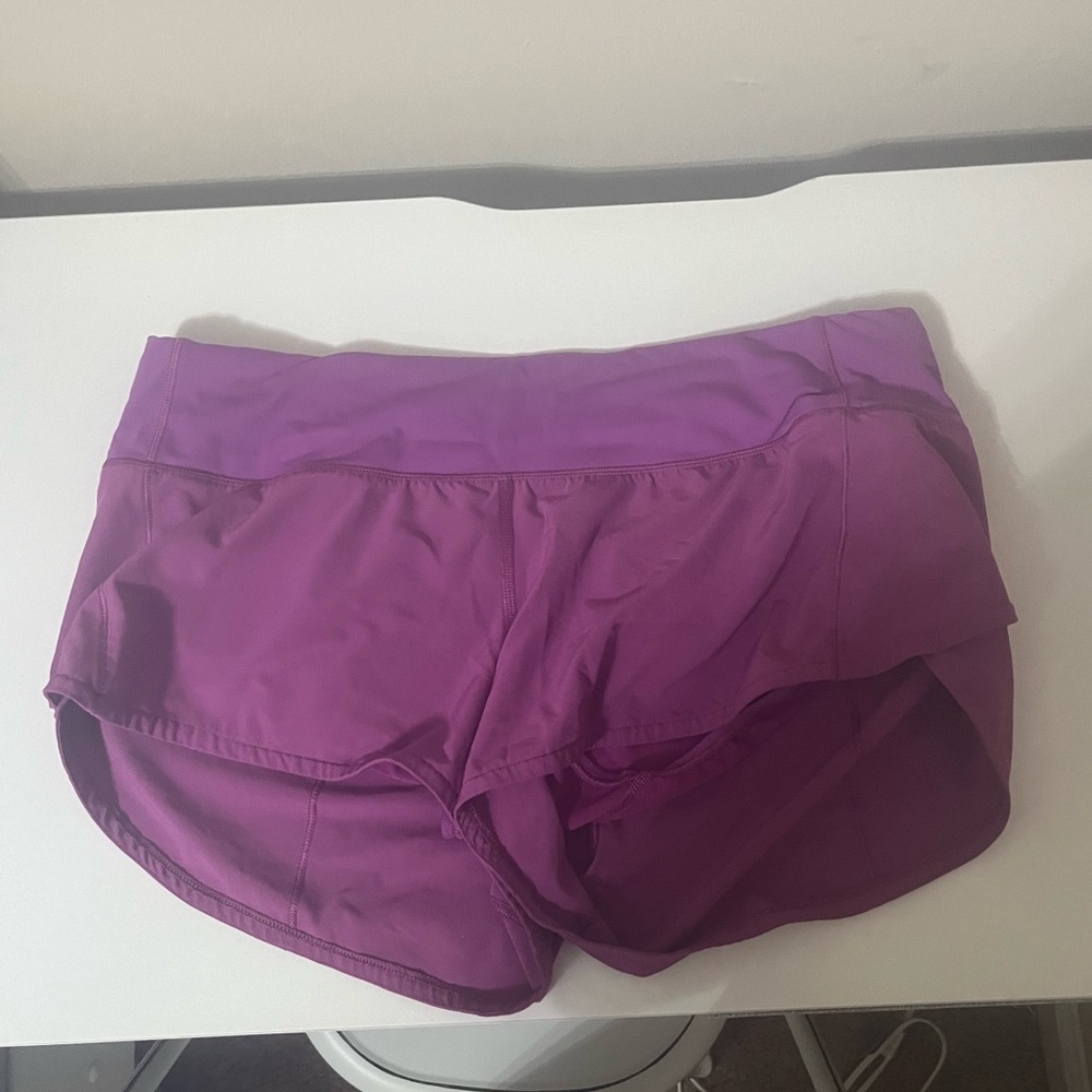 lululemon low rise speed ups 2.5” inseam color: vivid plum size : 6